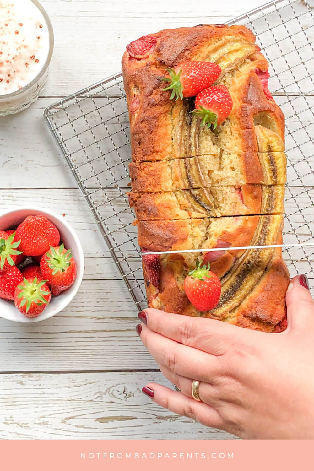 saftiges Bananenbrot mit Erdbeeren und Rhabarber, ein leckerer Kuchen, perfekt im Frühling 